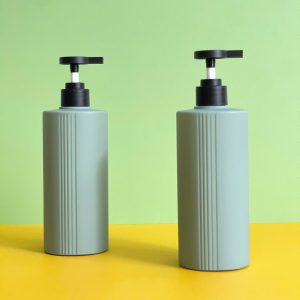 Chai HDPE sọc xanh đậm vòi nhấn dẹp đen