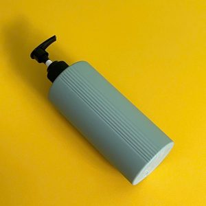 Chai HDPE sọc xanh đậm vòi nhấn sóng đen