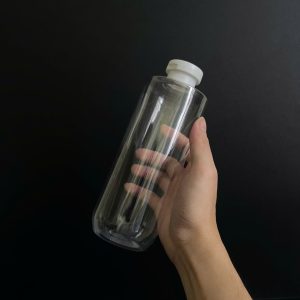 Chai PET vai ngangtrong suốt nắp trắng 500ml
